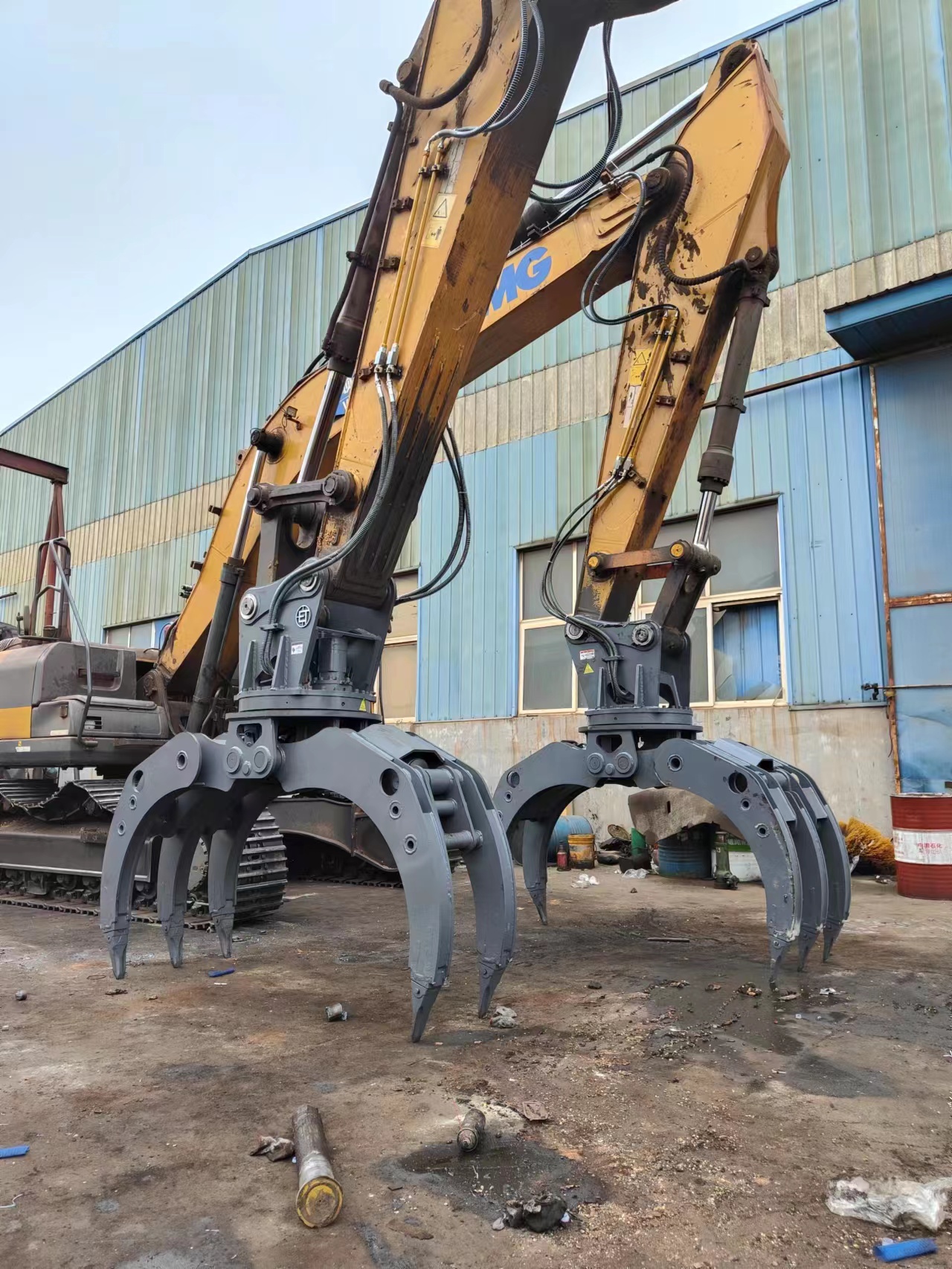 Customization of steel grabbing machines by physical manufacturers of wood grabbing tools