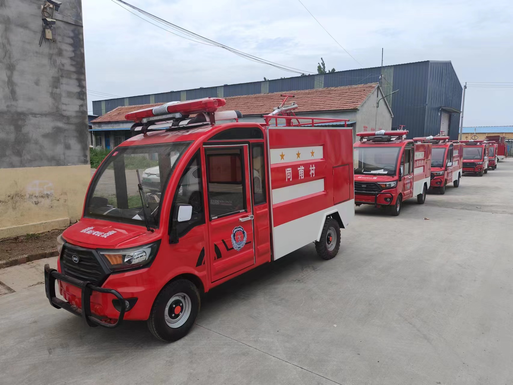 Electric four-wheel fire truck, community fire patrol vehicle, water cannon with a range of 30 meters, equipped with a mobile fire pump