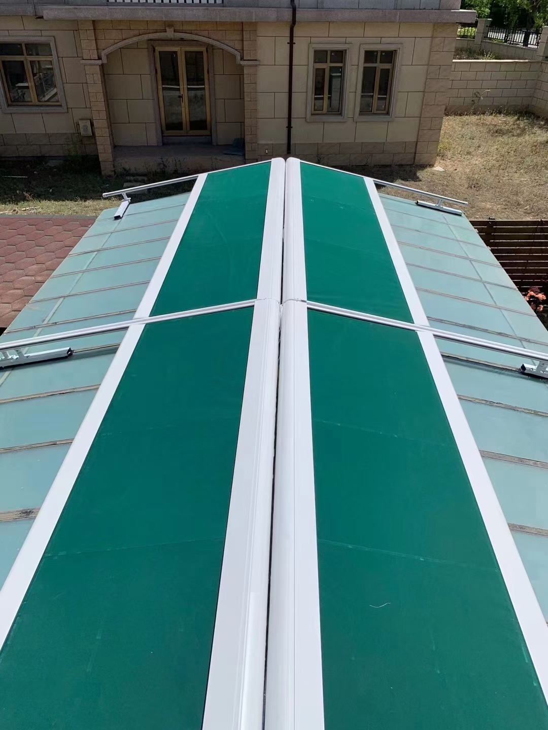 Yuntengyt-90 Commercial Sunlight Room Electric Telescopic Glass Roof Insulation Curtain