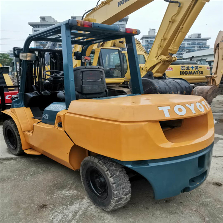 Transfer of second-hand 3-ton forward moving internal combustion forklift for supermarket factory handling and stacking equipment