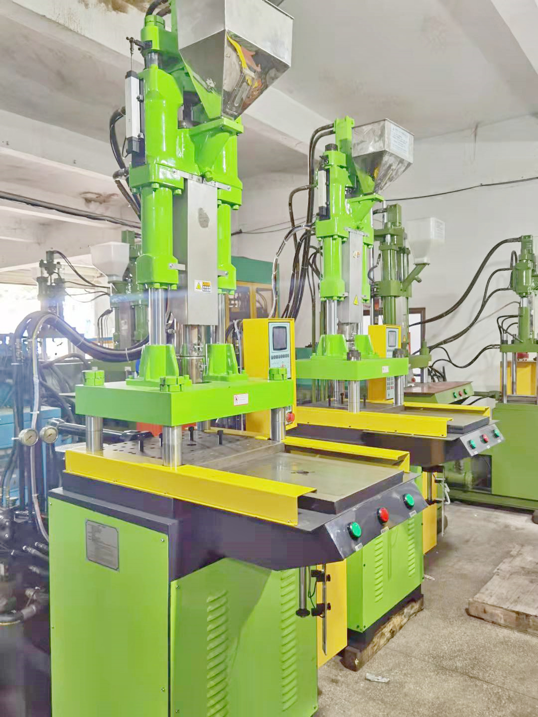 Sell 90% new second-hand 65 tons of current machine 150 grams of single slide vertical injection molding machine Slide injection molding machine