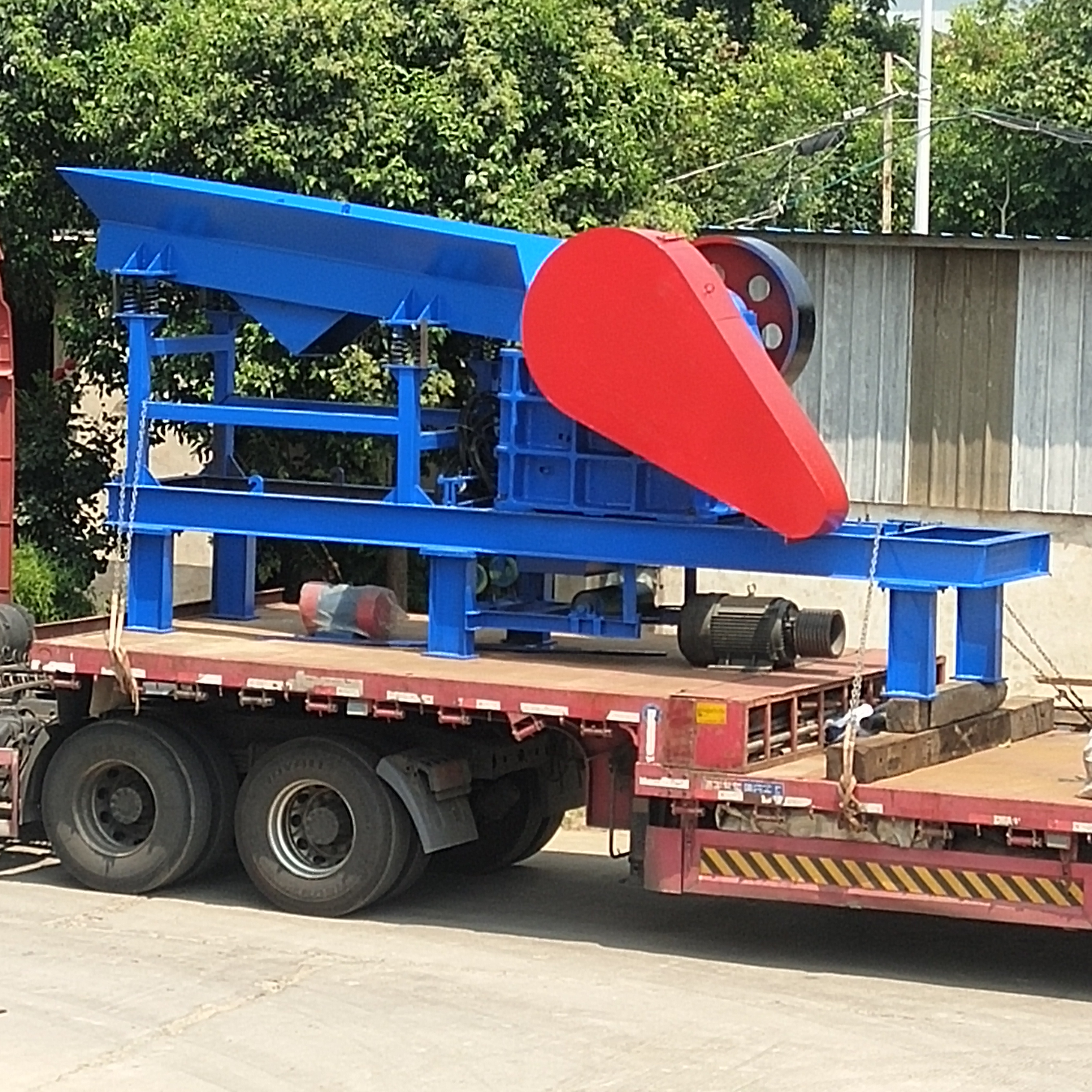 Xinhong Small Mobile 200/300 Jaw Crusher Construction Waste Crushing Equipment