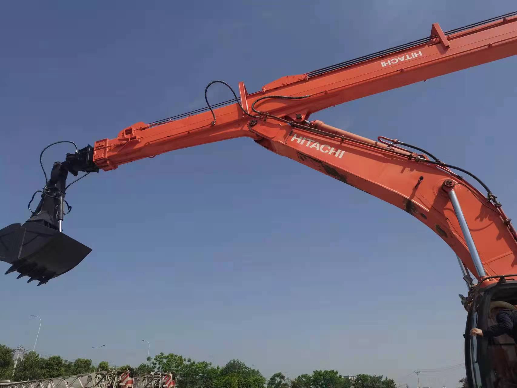 Retrofitting the excavator telescopic arm with a length of 25 to 32 meters, grabbing the bucket arm, hooking the sinking well, and extending the arm