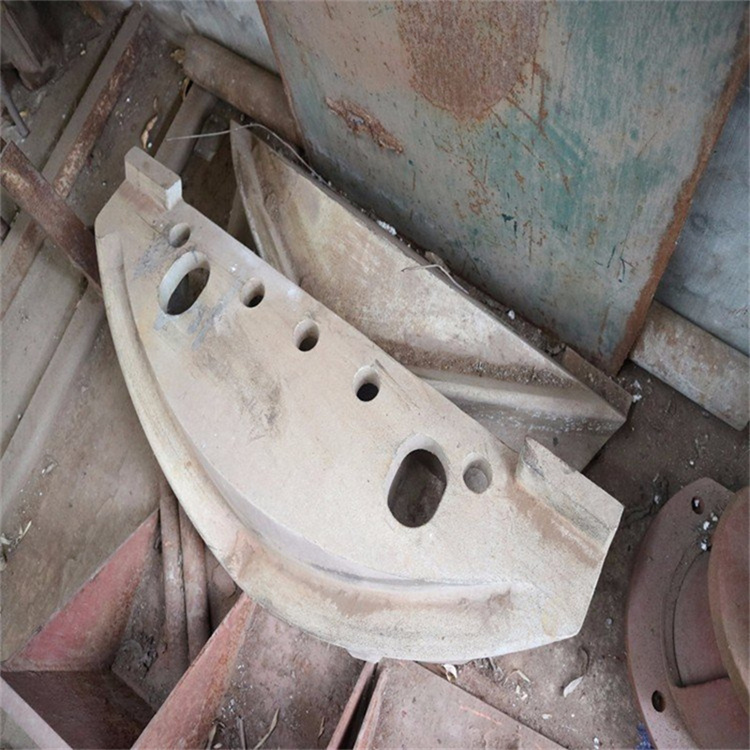 The derailment wheel cannot slide during the bidirectional operation of the lifting process. The sea cucumber type rerailer rail is cast in a steel herringbone shape