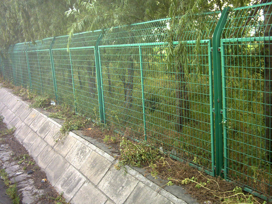 Qige Zinc Steel Fence Lawn Fence Community School Factory Fence Finished Customized Mesh Fence 1.8m High Thick Pipe