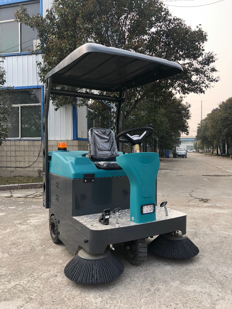 The 1450 type sweeping machine can be optionally equipped with a roof and semi enclosed sweeping vehicle. The manufacturer has a professional after-sales warranty of one year