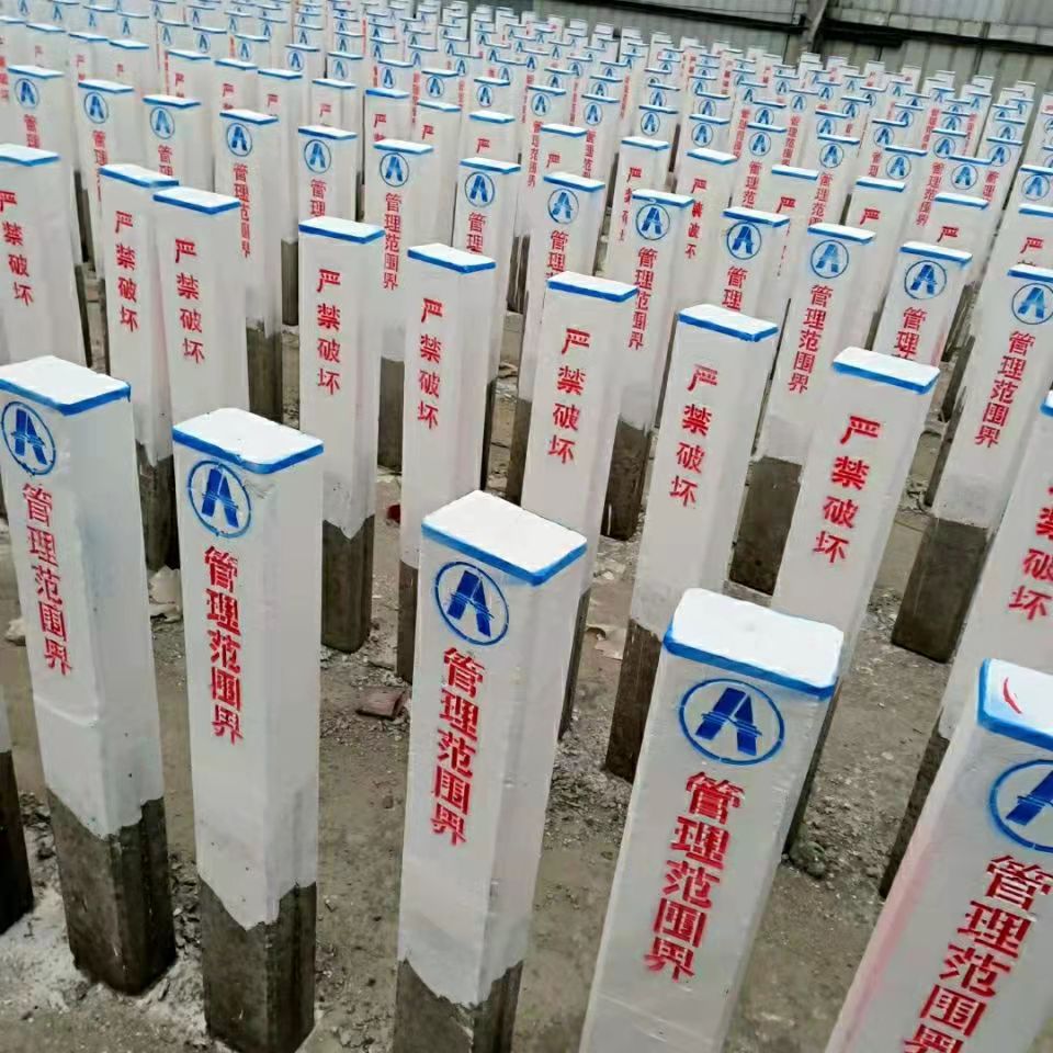 Gas pipeline cement marker pile milestone, 100 meter digital pile warning pile, red and white road crossing pile