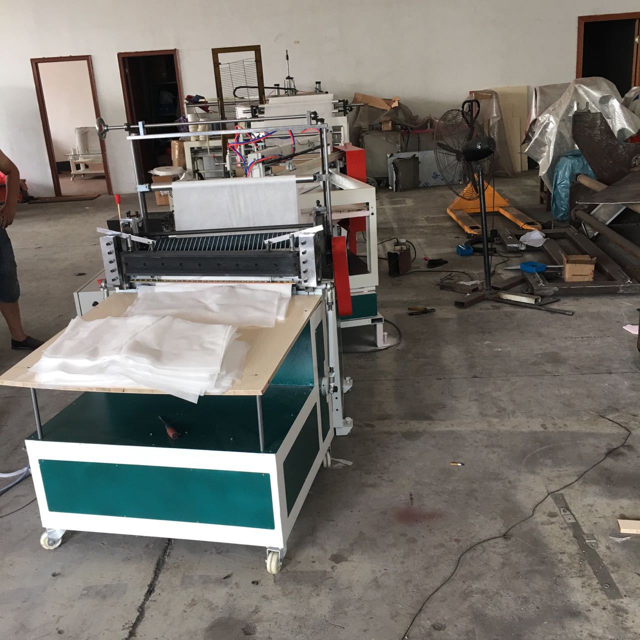 Fully automatic non-woven bag machine, triangular bag cutting machine, flower bag making machine, supporting customized production line equipment