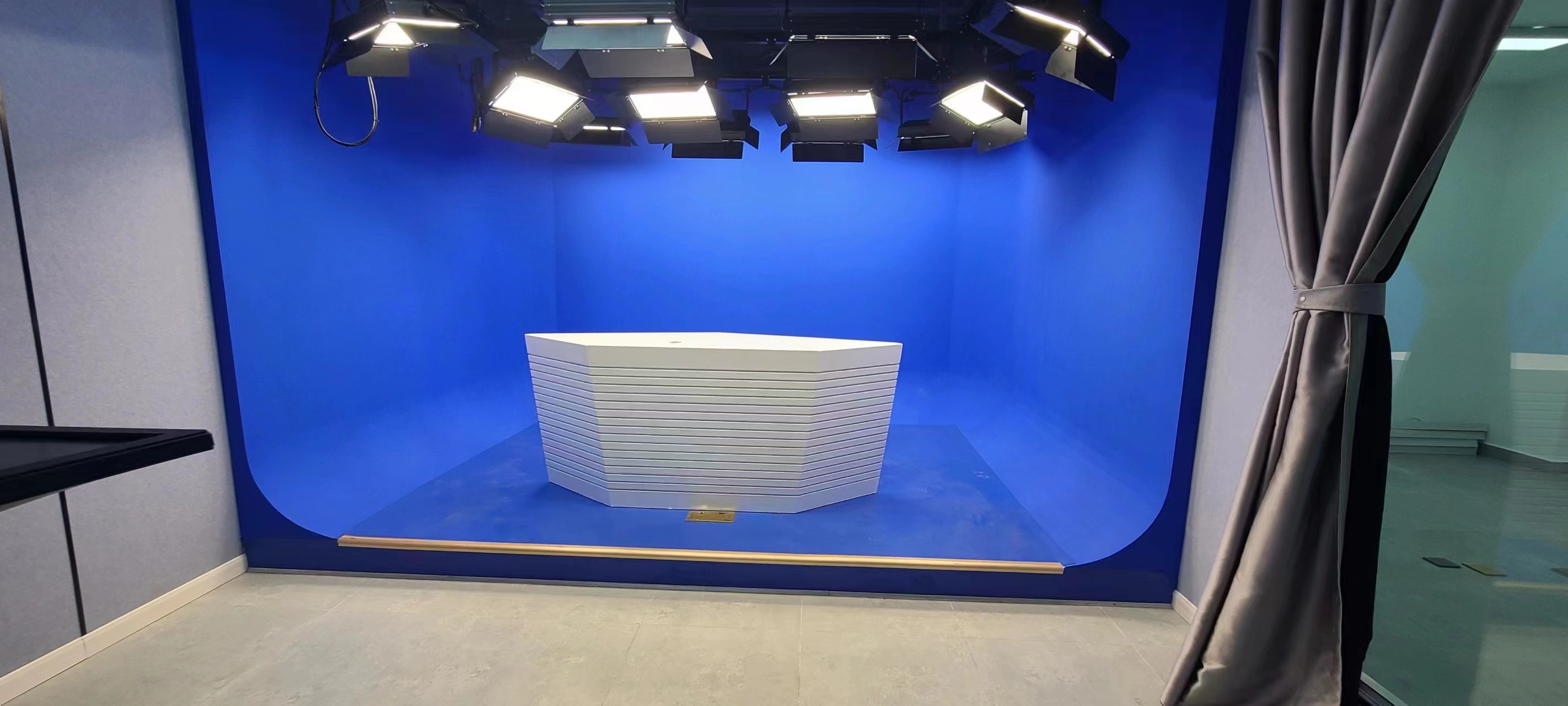 Construction of Virtual Studio for Campus TV Station: Camera Blue Box and Three Primary Colors of Light
