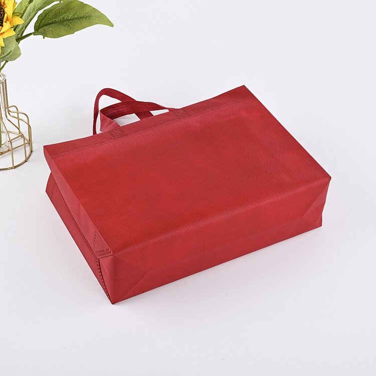 Handheld clothing non-woven fabric bags can be customized and printed with logos. Blank non-woven three-dimensional bags are available for wholesale and customization in stock