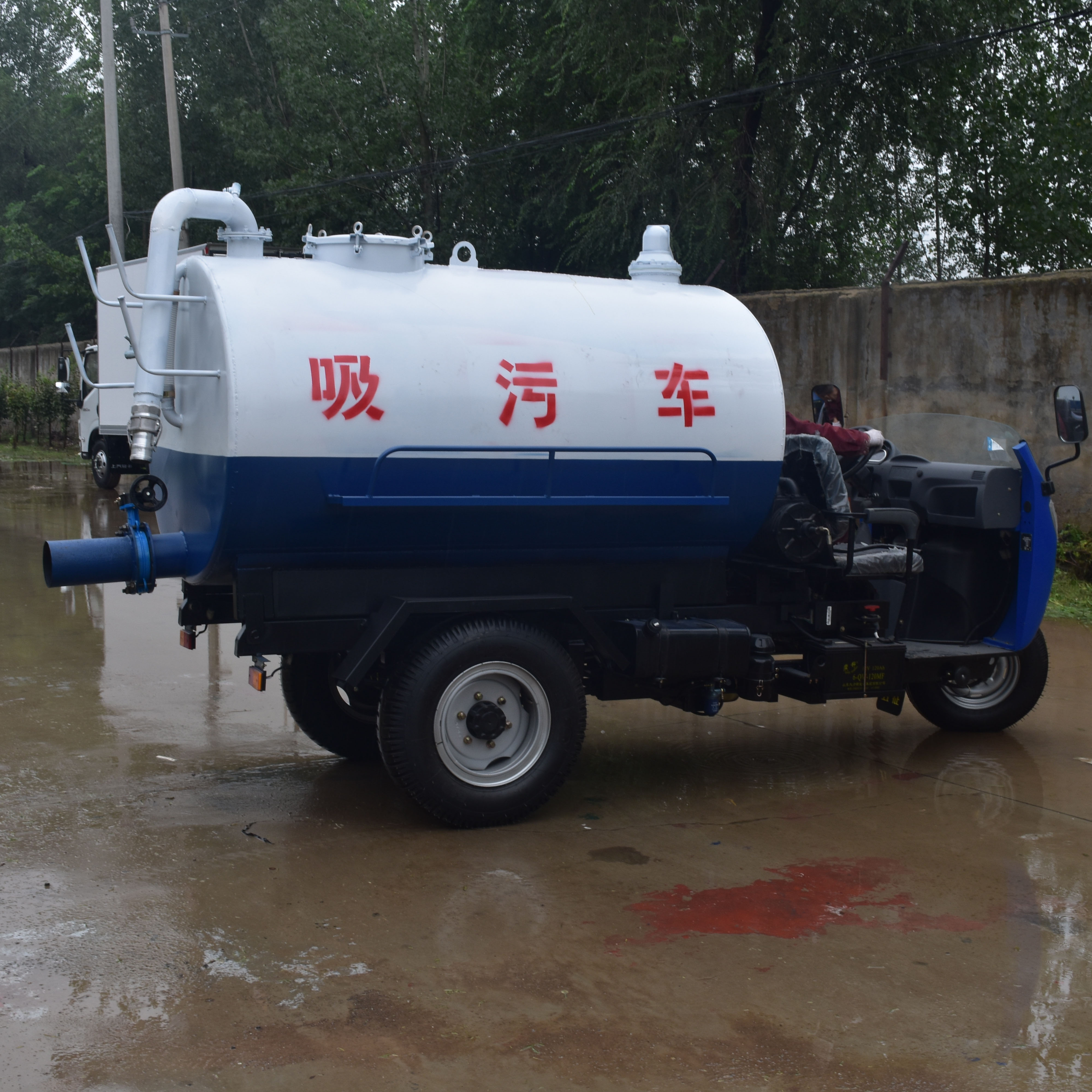 Five Marches Three wheeled Septic Truck Self suction and self discharge Rural Toilet Renovation Farm Biogas Tank Cleaning and Septic Truck