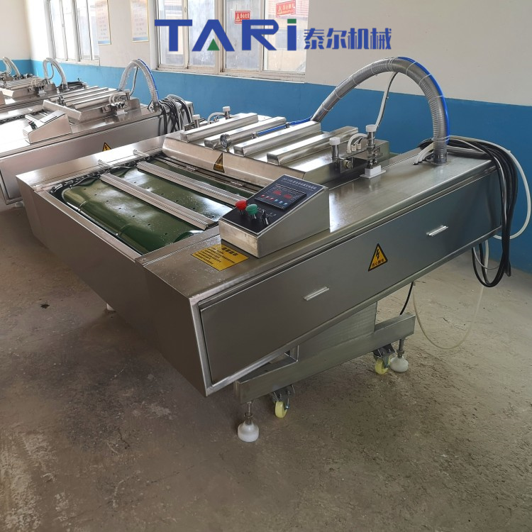 Automatic continuous rolling vacuum packaging machine Zongzi rolling packaging equipment