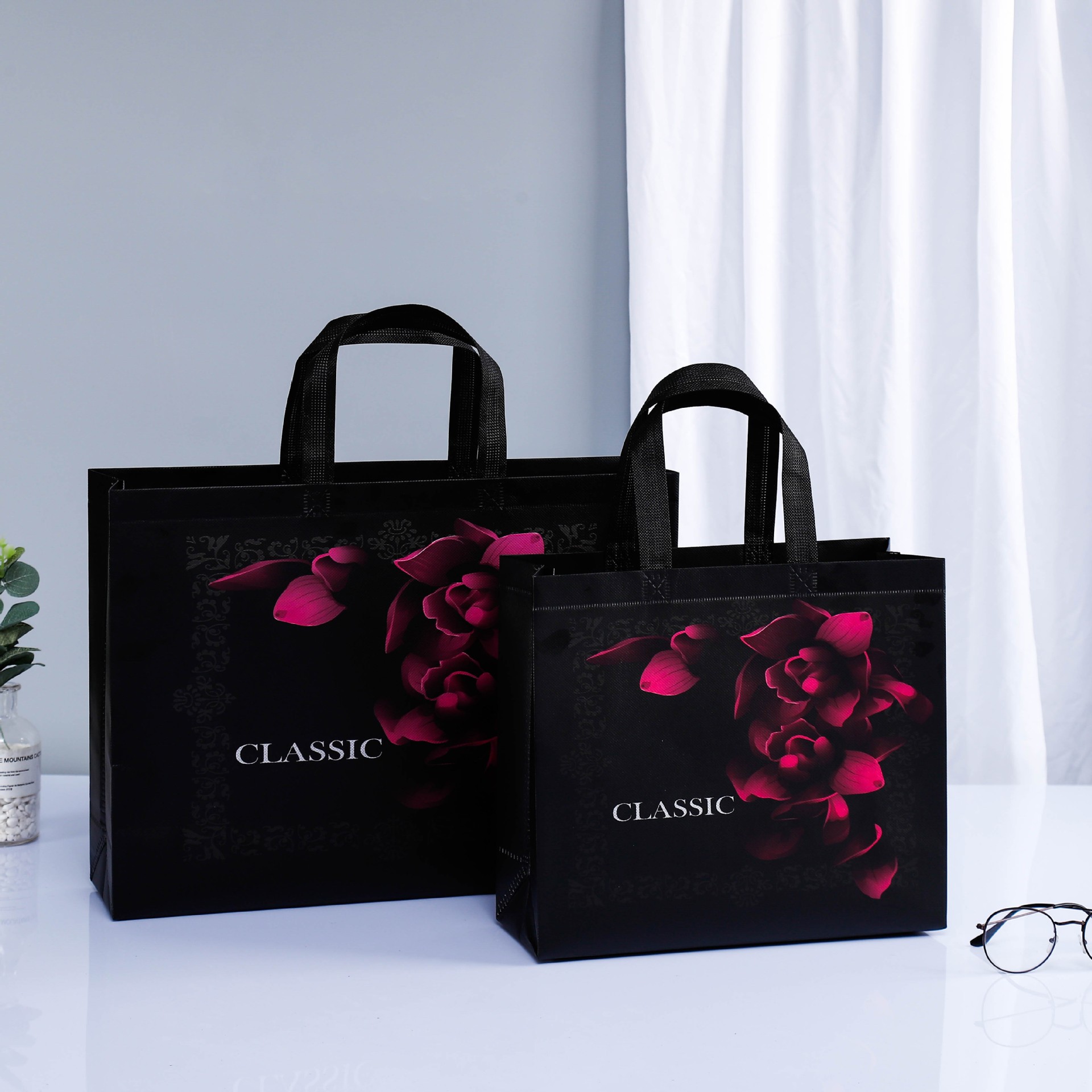 Spot portable non-woven fabric bags Wholesale lamination, hot pressing, color printing, non-woven fabric three-dimensional clothing bags Customized logo