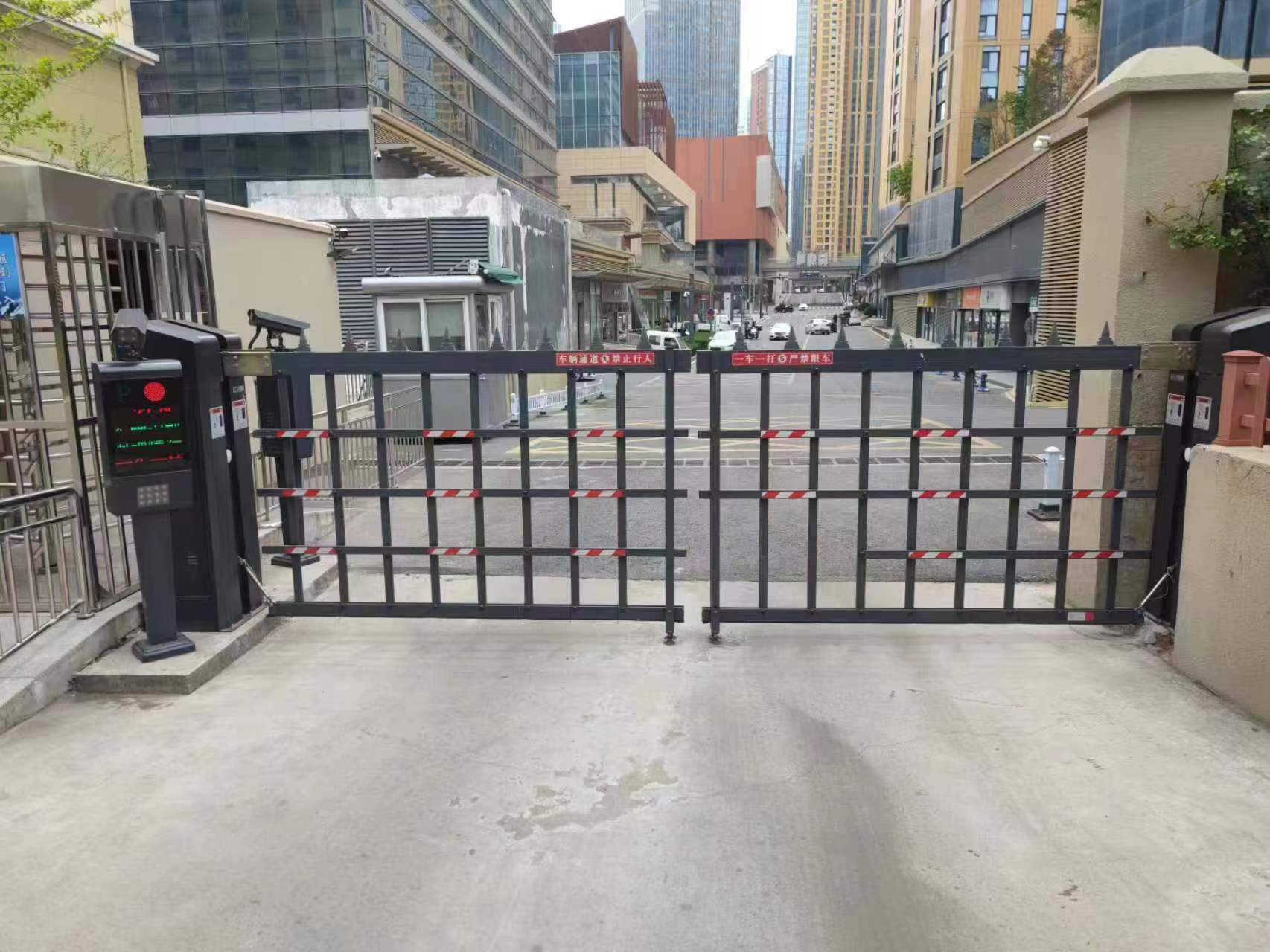 Large and heavy advertising lanes, gates, railings, community units, factory entrances, school entrances, and air drop gates