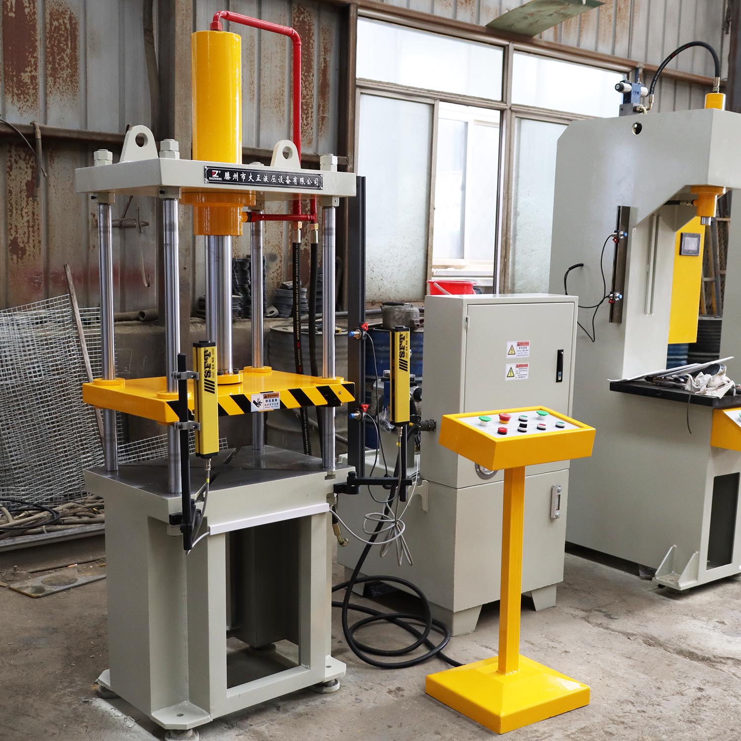 Daisho YL32-25t Small Hydraulic Press, Four Column Hydraulic Press, Press Assembly, Gear Insertion Forming Press