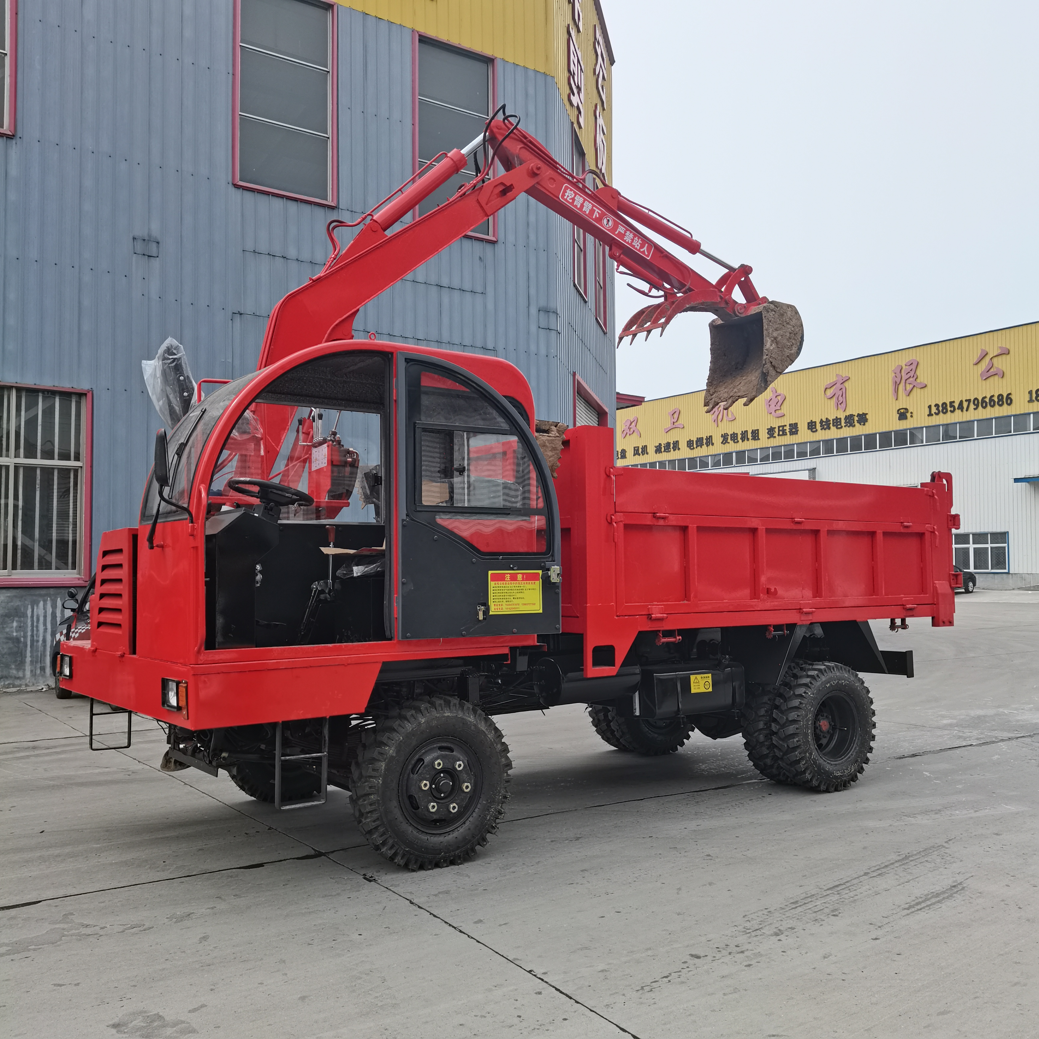 Four wheel drive vehicle grabs firewood, sugarcane, bamboo, and can be replaced with a crushing hammer, excavates buckets, and pulls soil