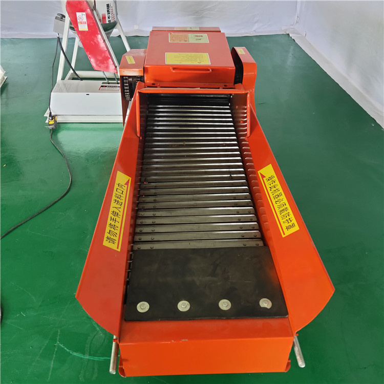 Fully automatic high spray cutting grass and silk kneading machine Fresh corn straw crusher Cultivated corn stalk processing equipment