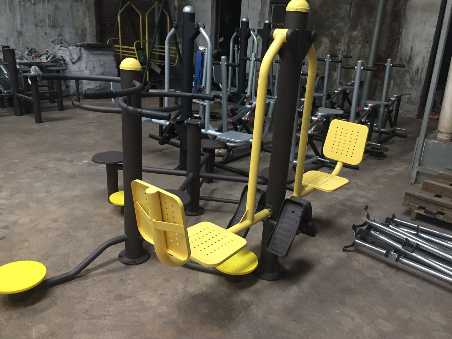 High grade recreational facilities manufacturer of the community Upper limb tractor Elliptical trainer Park square path