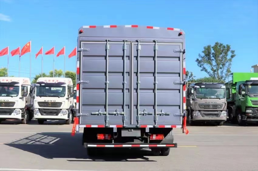 The inner diameter of the box of the 4-meter-2 high rail truck of the Heavy Duty Truck Haowo is 2.45 meters, and the 8-speed high and low speed of the Fast is 8 gears