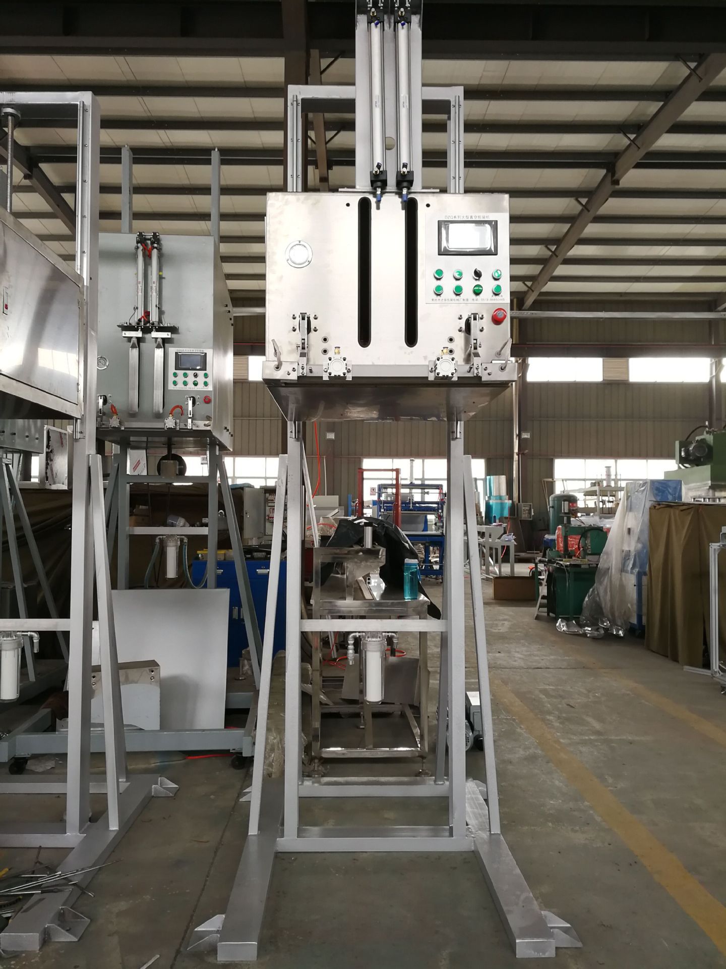 Vertical cabinet type Vacuum packing machine can be equipped with assembly line, full-automatic vacuum sealing machine assembly line