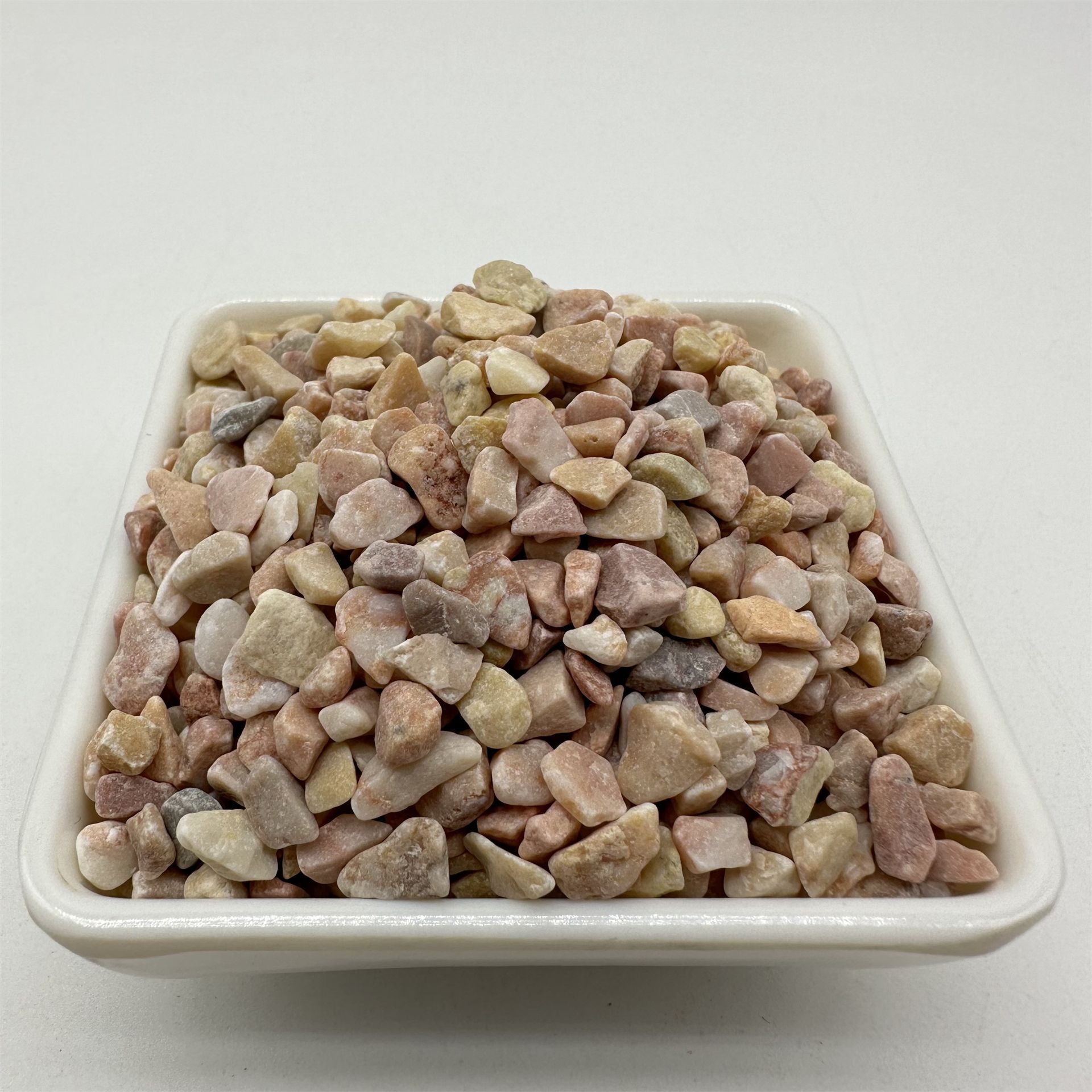 The manufacturer provides gold pebbles, polished pebbles, courtyard landscaping, fish tank bottom sand, potted plant pavement