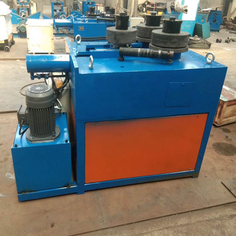 The angle steel coiling machine is an ideal equipment for processing high-speed rail guardrails, which divides angle steel inner and outer coils