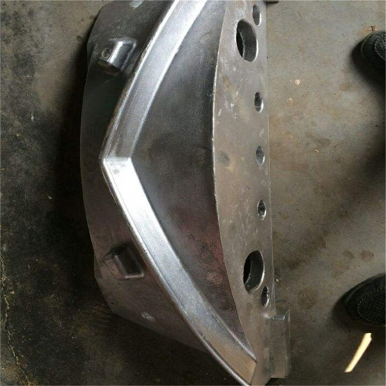 The derailment wheel cannot slide during the bidirectional operation of the lifting process. The sea cucumber type rerailer rail is cast in a steel herringbone shape