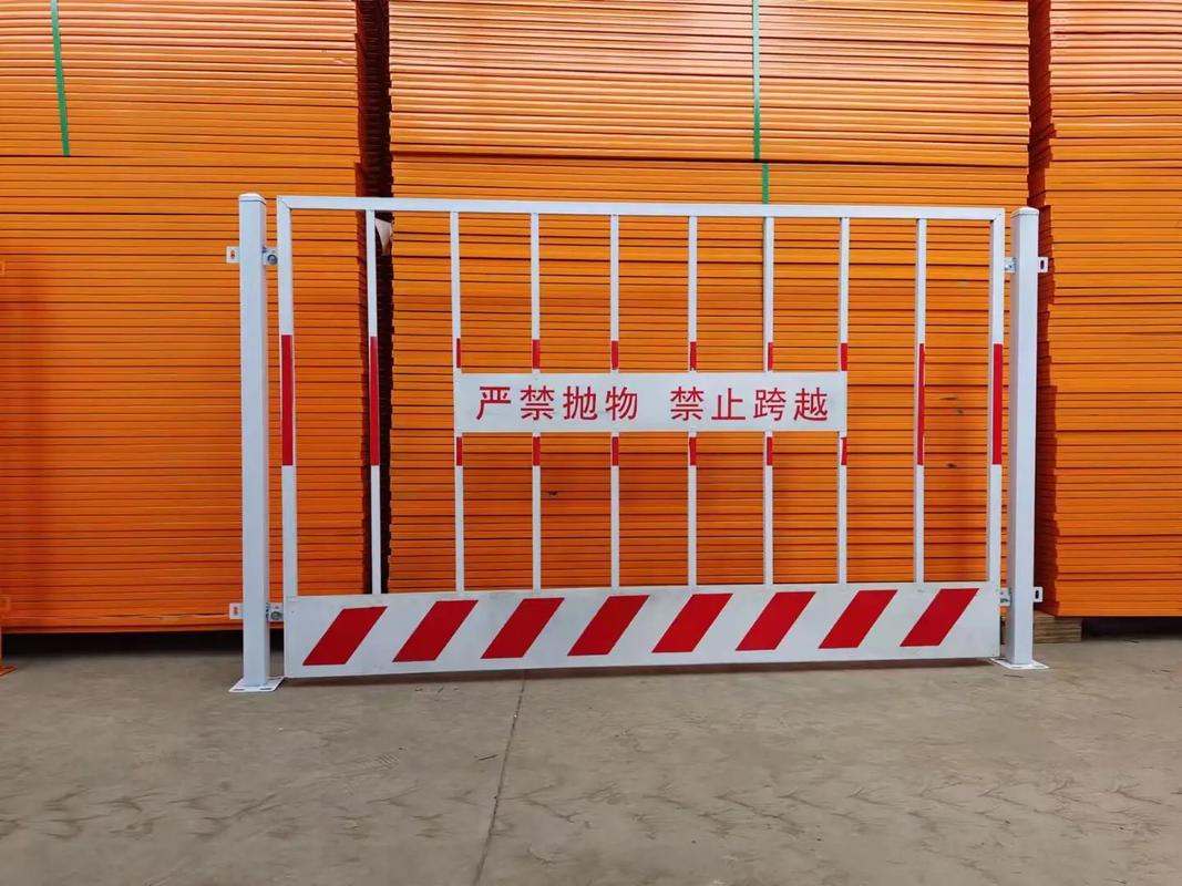荔湾基坑护栏厂家 冲孔 竖管围栏 1.2×2米规格 工地两侧安全防护栏