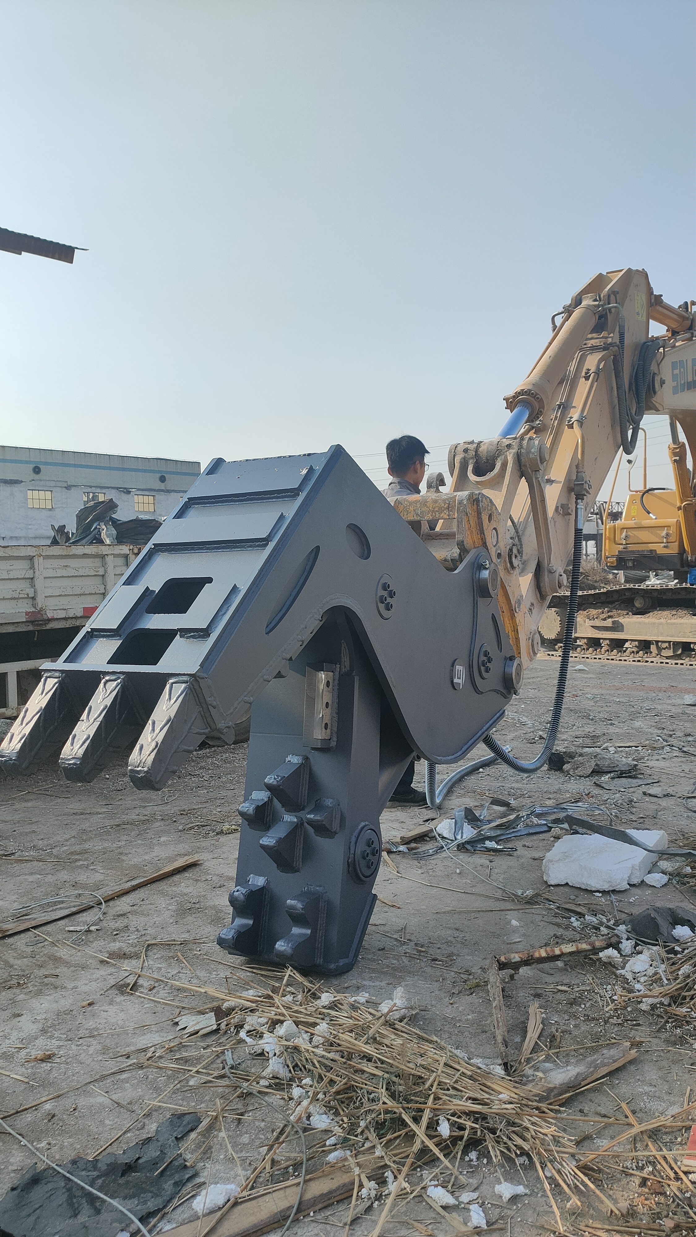 Crushing pliers, excavator equipped with hydraulic pliers, concrete demolition, large opening, lightweight and durable wear-resistant plate construction