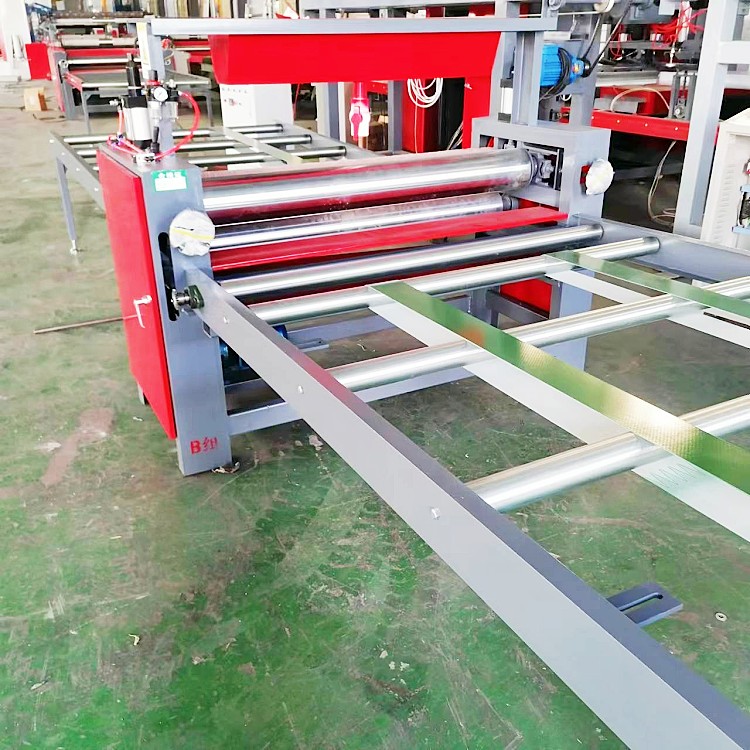 Woodworking single-sided gluing machine with adhesive roller that can open wire and increase the amount of glue applied. Wood board, calcium silicate board, gypsum board, roller coating