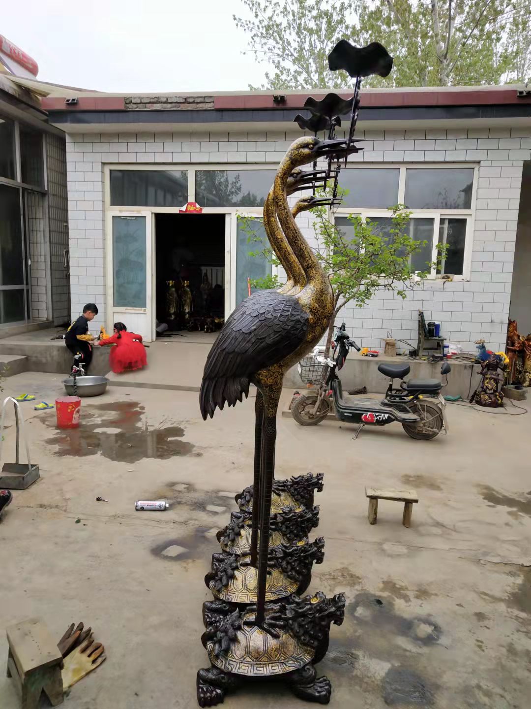 Cast bronze crane crane turtle wax platform zoo park scenic spot Red-crowned crane flying display aquatic animal sculpture