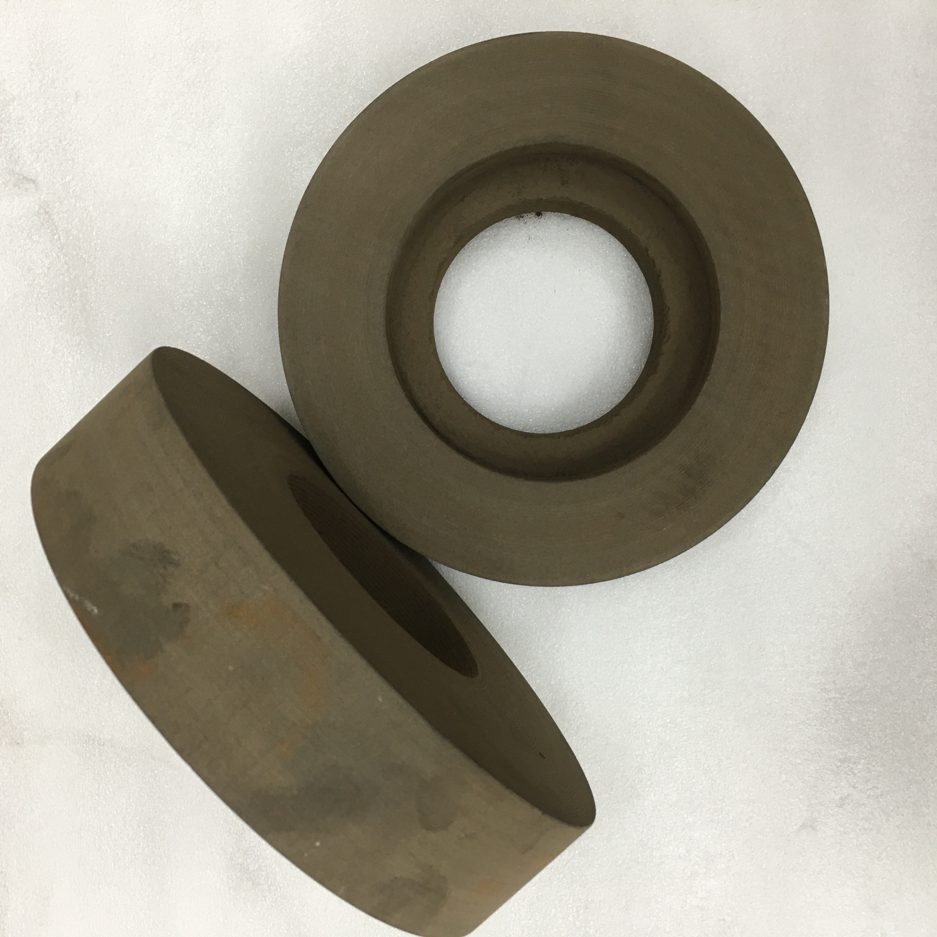 High hardness workpiece grinding wheels with chrome plating on nickel based alloy processing wheels have good shape retention and can be customized