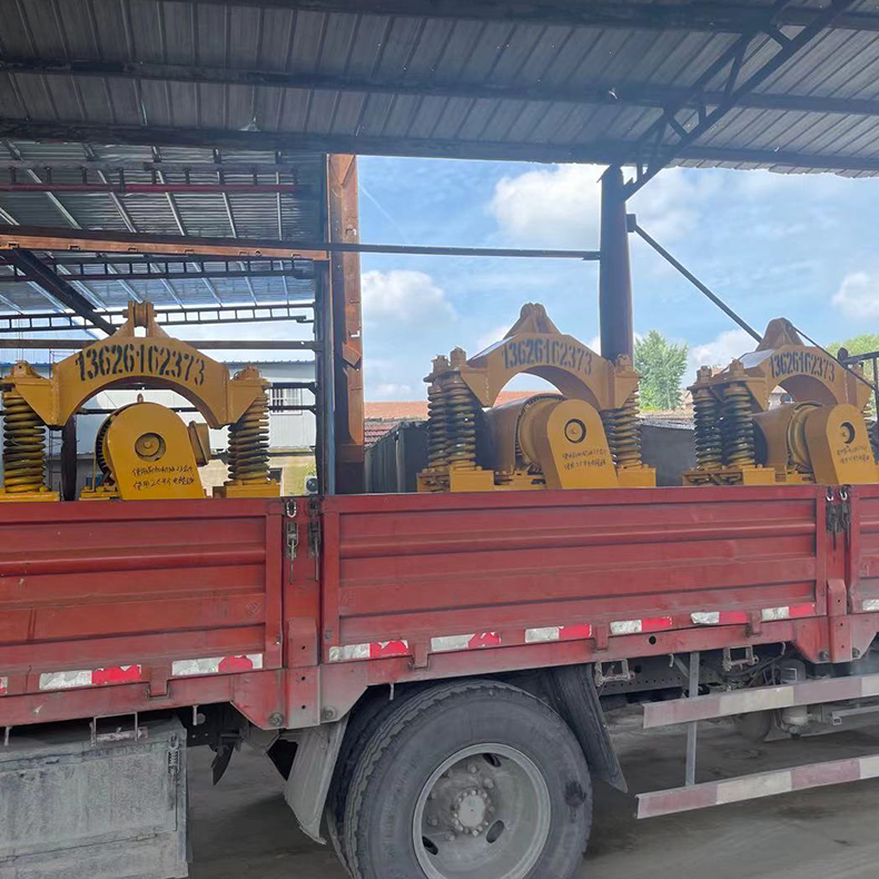 Excavator equipped with high-frequency hammer hydraulic pile driver, steel sheet pile vibration hammer, integrated with pile driving and pulling