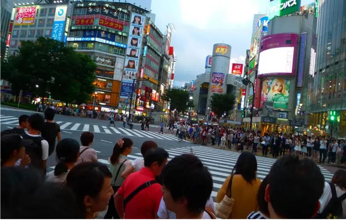 Overseas large screen advertising, outdoor LED screens at Shibuya Station in Tokyo, Japan. Overseas video advertising, search for Chaowen Tong