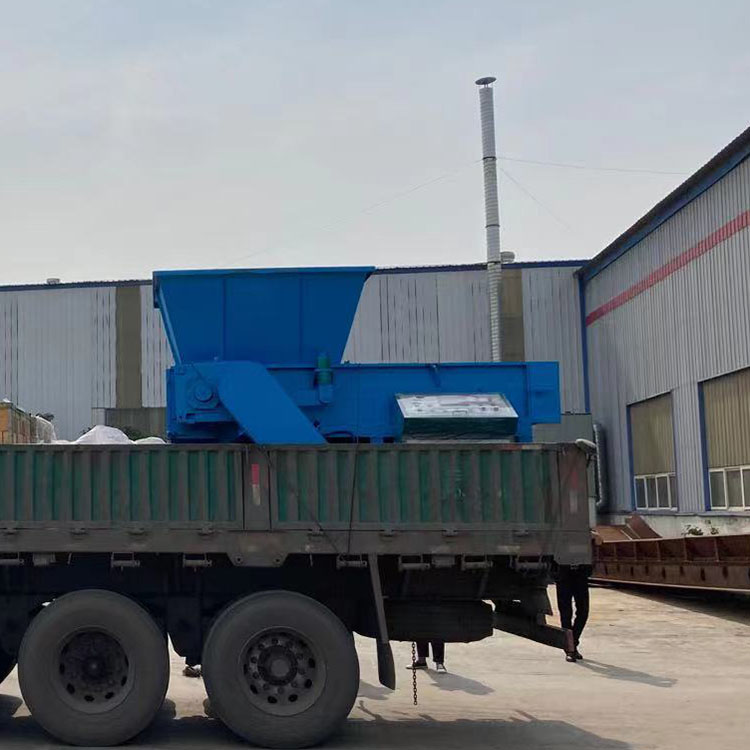 Single axis shredder shredding round wood roots and tree heads hydraulic cylinder pushing material Xinshichang Machinery