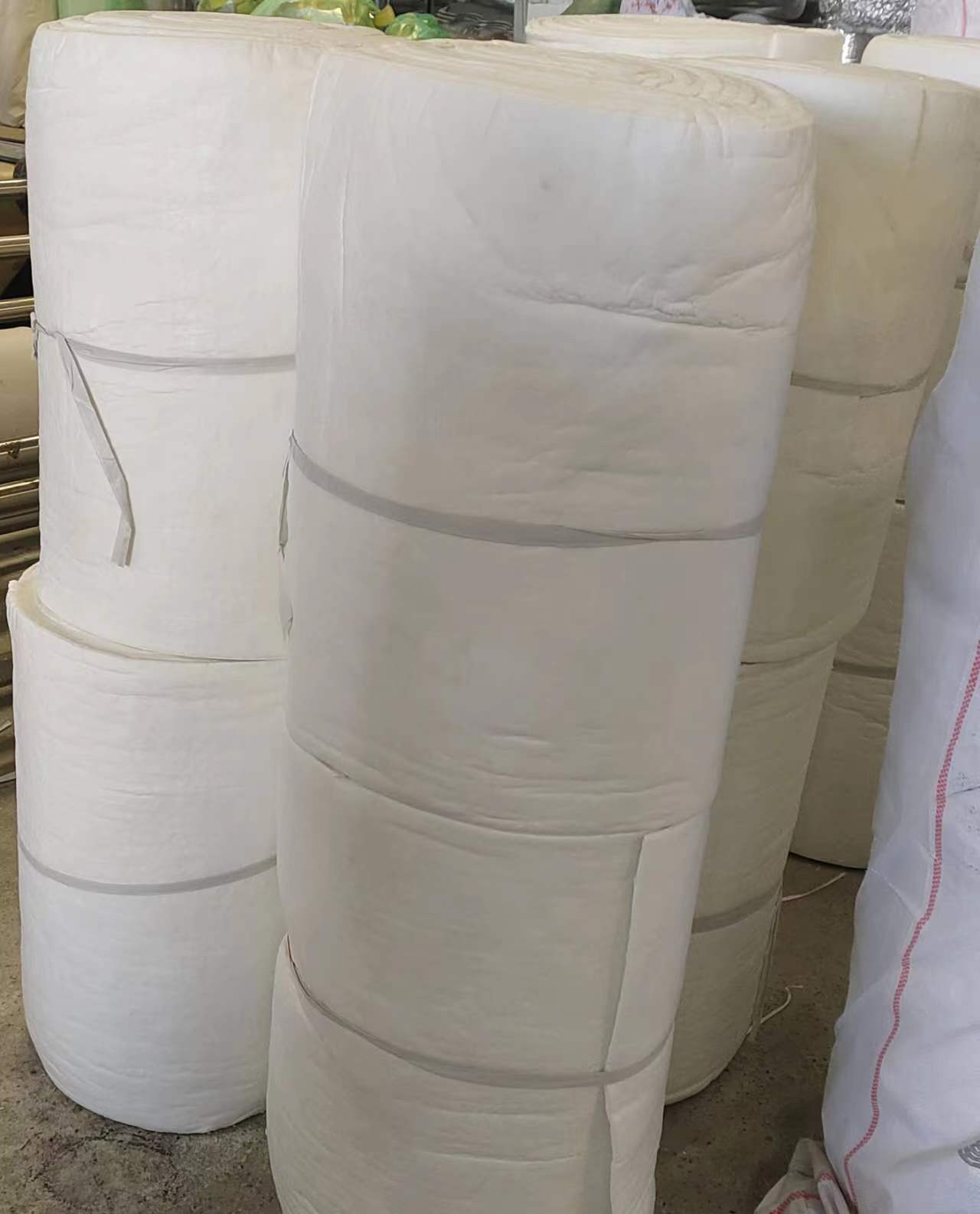 White Aluminium silicate blanket can withstand high temperature, and can be used in battery, electric appliance, automobile and other industries. It can be processed into various specifications