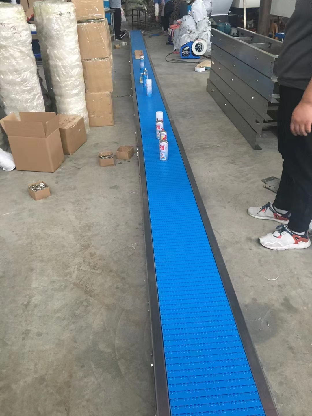 Xingchuang Food Grade Plastic Mesh Belt Chain Plate Beer Conveyor Assembly Line Seafood Product Cleaning Conveyor Belt Customization