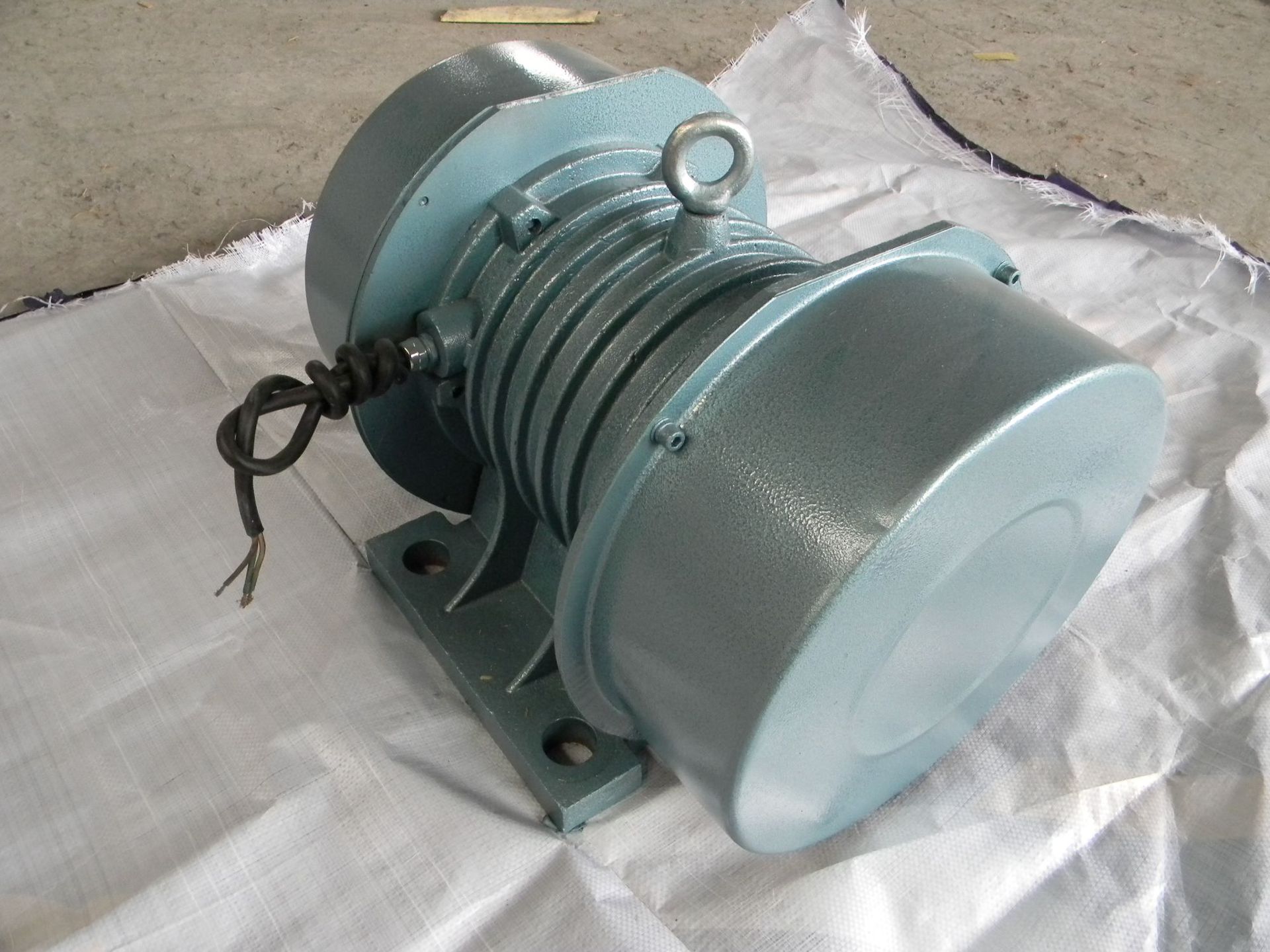 Supply Hongda brand ZDS-30-2 horizontal vibration motor vertical three-phase asynchronous vibration motor