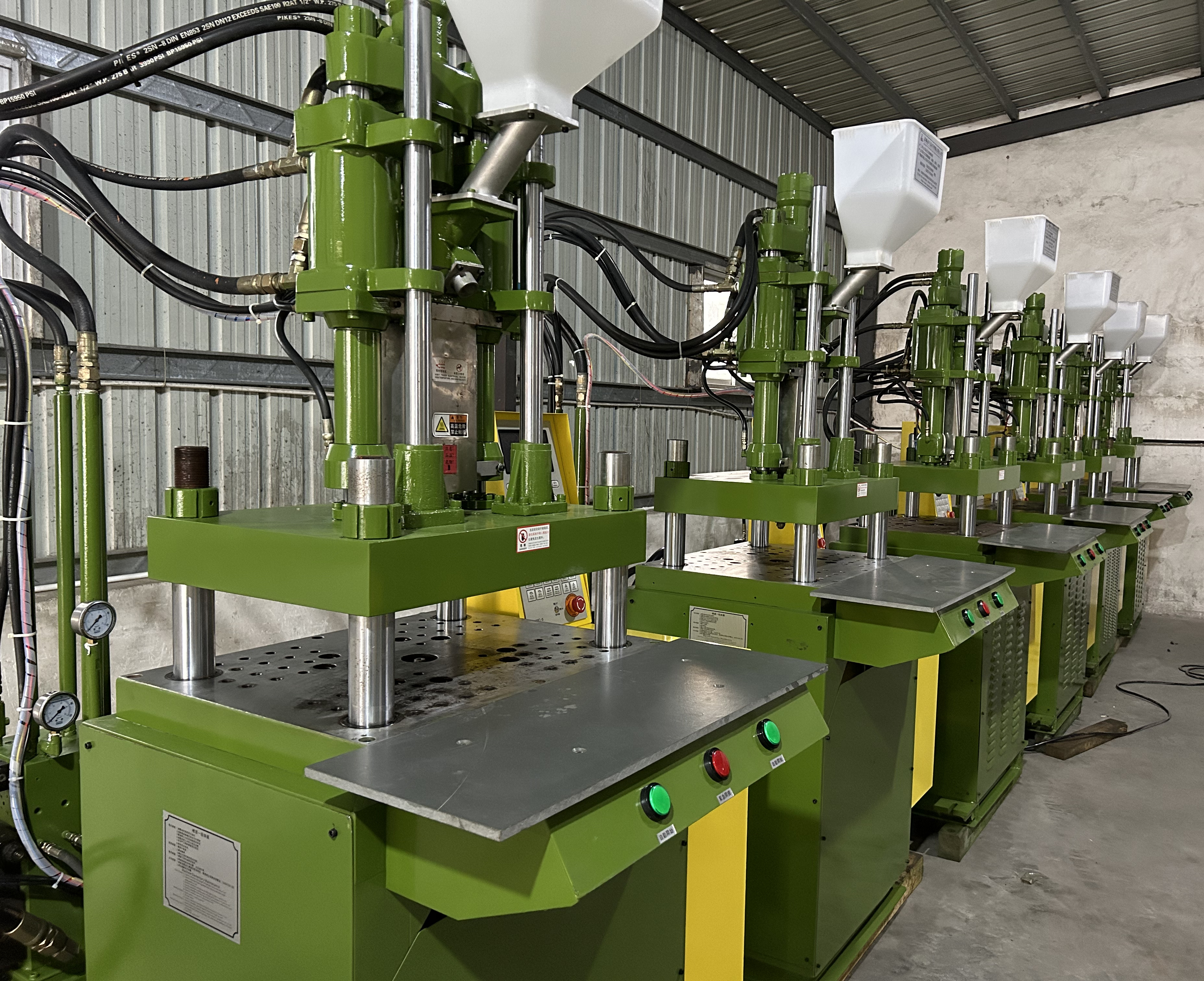 Selling 55 tons of second-hand vertical injection molding machines, 130 grams of current machines, and 90% of new injection molding machines