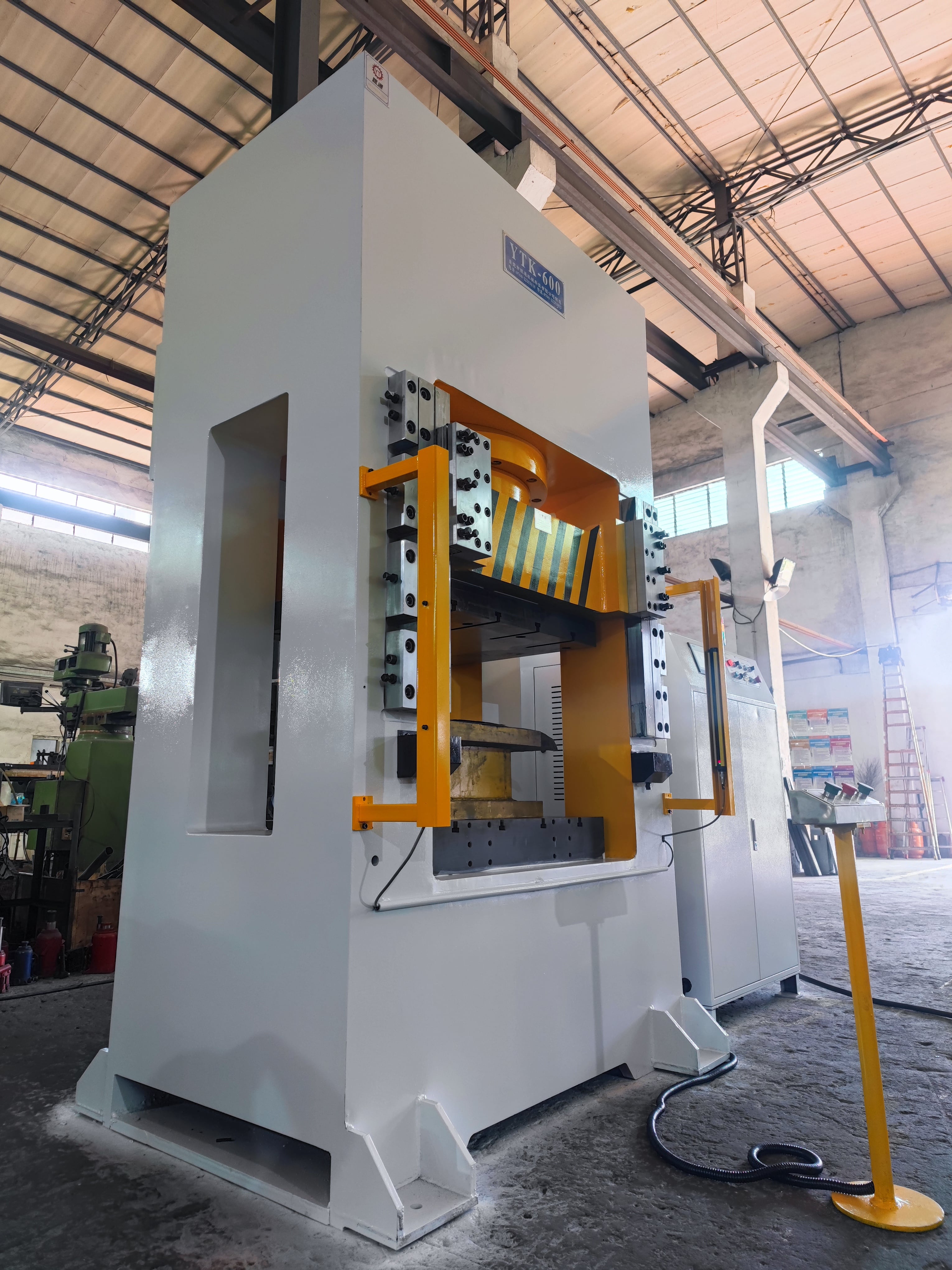 Yintong brand 2000 ton graphite crucible forming machine, carbon crucible powder forming hydraulic oil press manufacturer