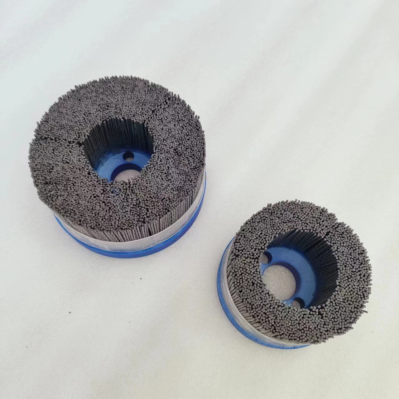 Special specifications and sizes for deburring stainless steel metal processed with 4-inch abrasive brush can be customized with silicon carbide