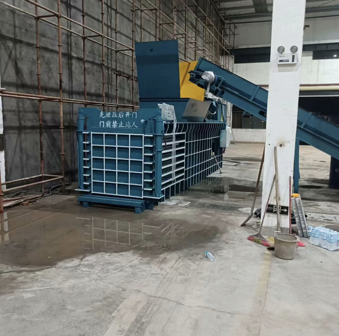 Horizontal packaging machine, waste cloth, waste compression, waste paper, scraps, and scraps, can be loaded onto the conveyor belt of the packaging machine