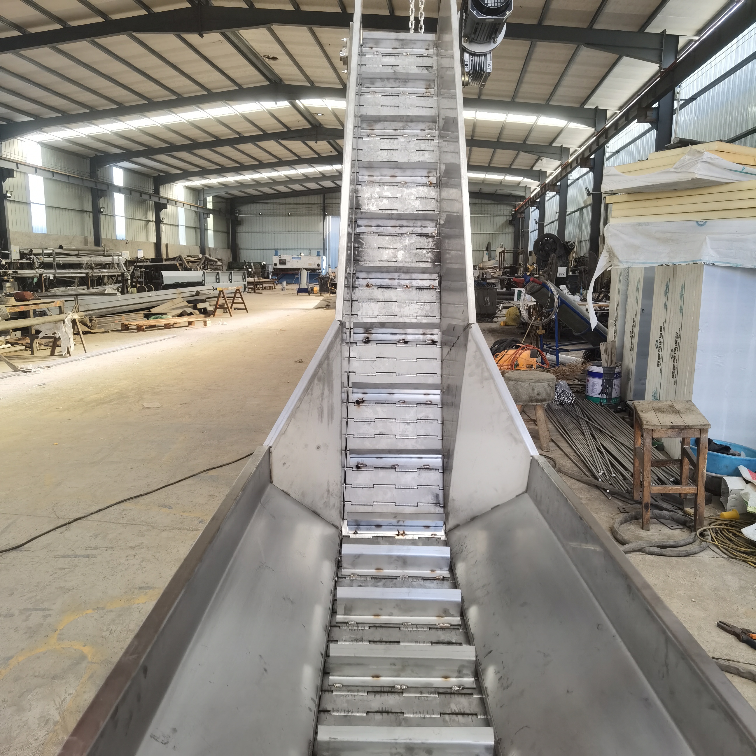 Xinshuntong Stainless Steel Chain Plate Conveyor Industrial Material Handling Machine Mobile Loading Climbing Elevator Customizable