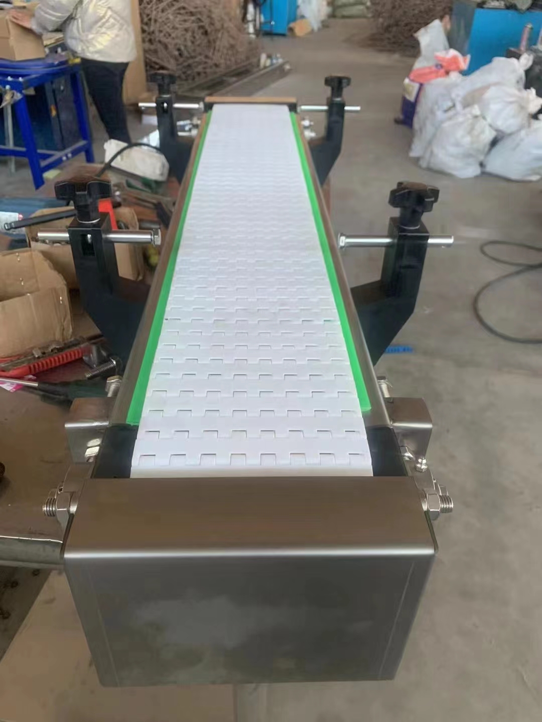 Xingchuang Food Grade Plastic Mesh Belt Chain Plate Beer Conveyor Assembly Line Seafood Product Cleaning Conveyor Belt Customization