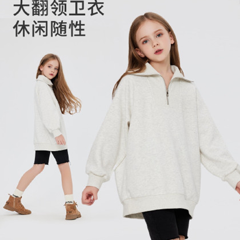 Wholesale of pure cotton children's sweaters on the floor at a cheap stall for children's clothing and children's clothing