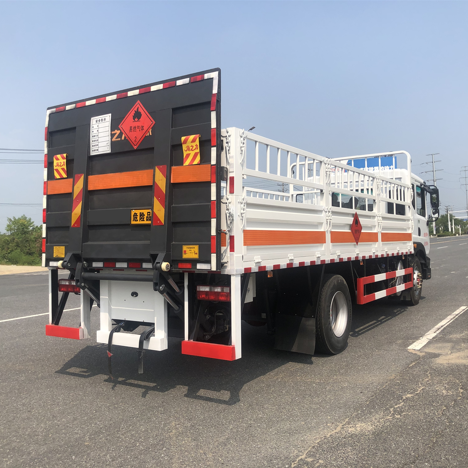 Dongfeng D9 gas cylinder (single bridge) 6-meter-2 high column natural gas gas cylinder dangerous goods transport vehicle