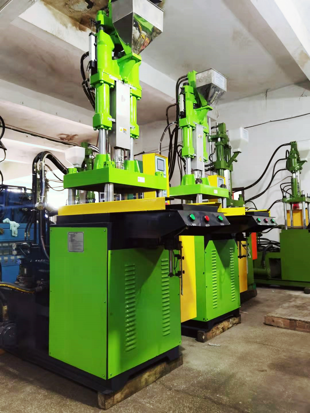 Sell 90% new second-hand 65 tons of current machine 150 grams of single slide vertical injection molding machine Slide injection molding machine