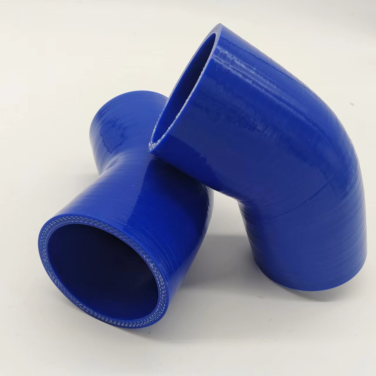 Ruiguan supplies wear-resistant silicone elbow cloth with silicone rubber hose. The 90 degree variable diameter elbow and irregular elbow pipe can be customized