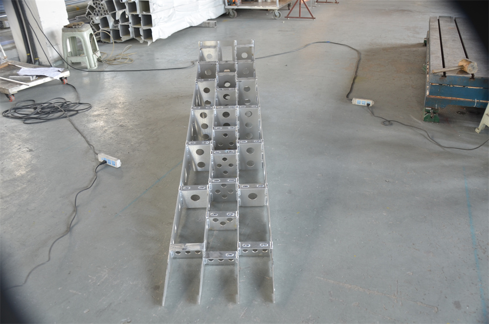 Yunhong is a high-quality supplier of welding, production and processing manufacturers for aluminum alloy extended toe boards and other shaped parts