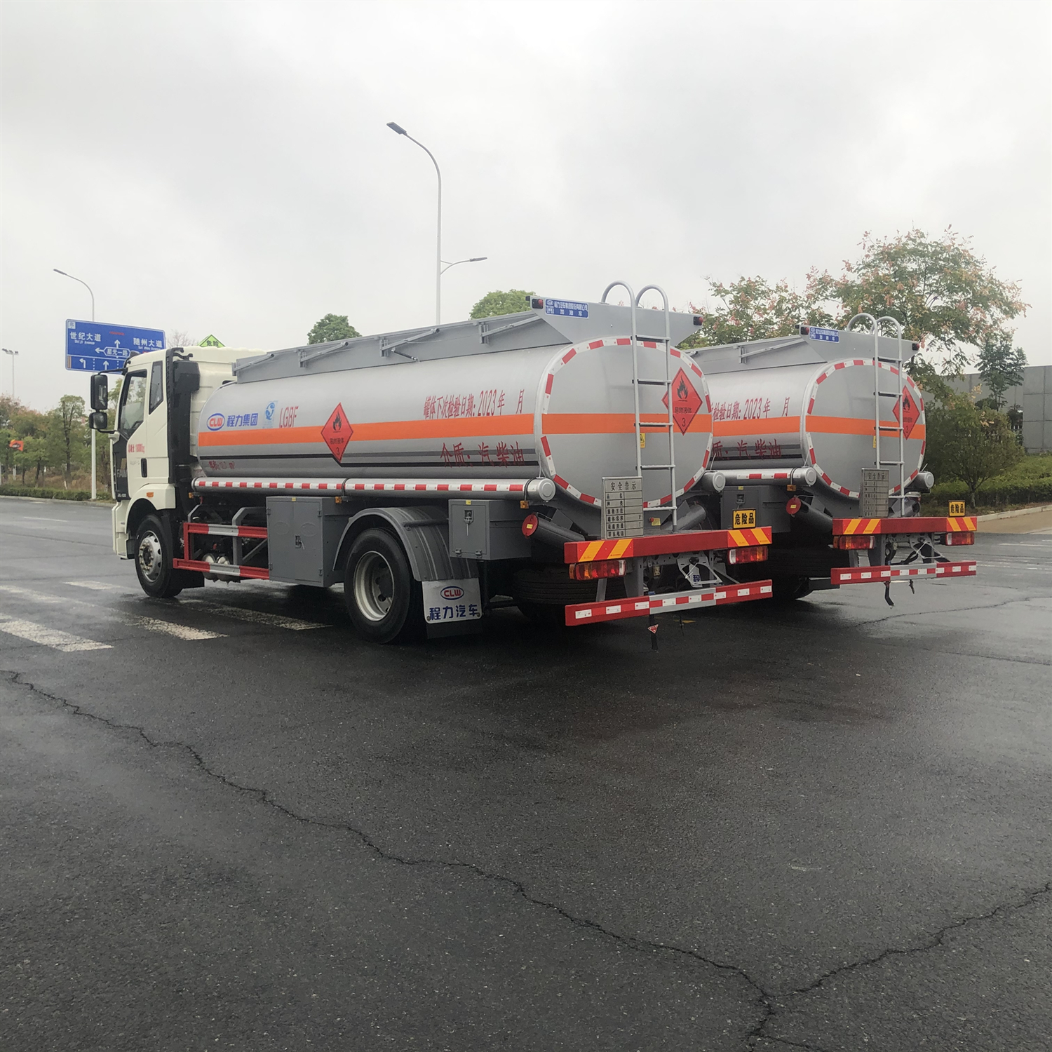 Small 8-ton oil tanker with a capacity of 9.5 square meters for fuel tank transportation